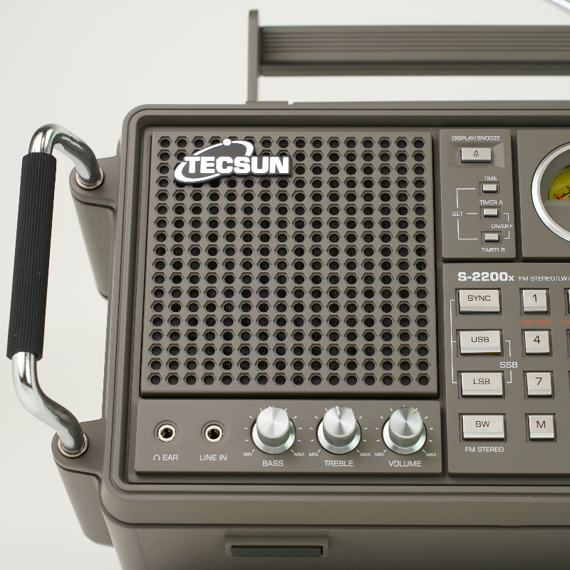 фото радиоприемника Tecsun S-2200x со стороны динамика